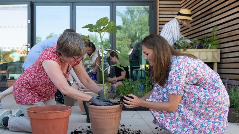Кейт Мидълтън засади растения за деца в хосписи