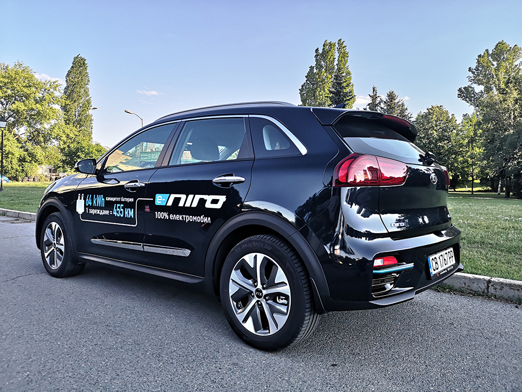 KIA e-Niro е страхотен семеен автомобил. Забавен е за управление, натъпкан е с технологии, има предостатъчно място за петима с багажа им и минава реални 400+ км на ток.