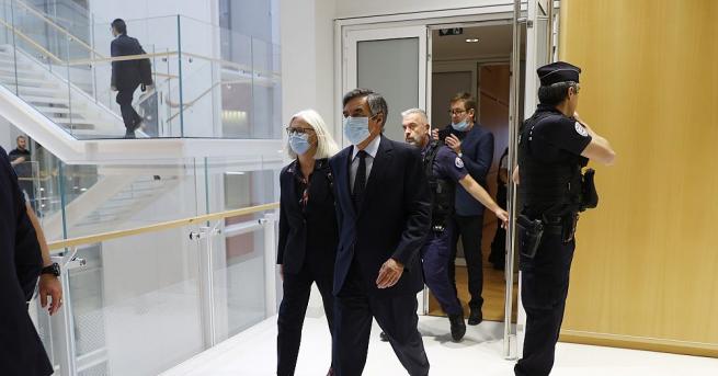 Френски съд в понеделник присъди на бившия премиер Франсоа Фийон