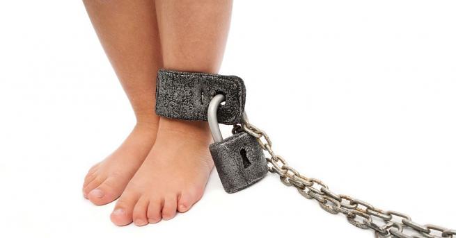 14 годишно момиче с верига на крака е намерено в двора