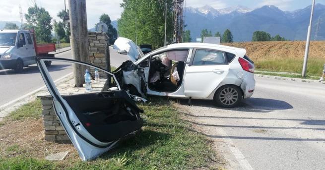 Автомобил Форд Фиеста с работници на пътноподдържащата фирма Агромакс катастрофира