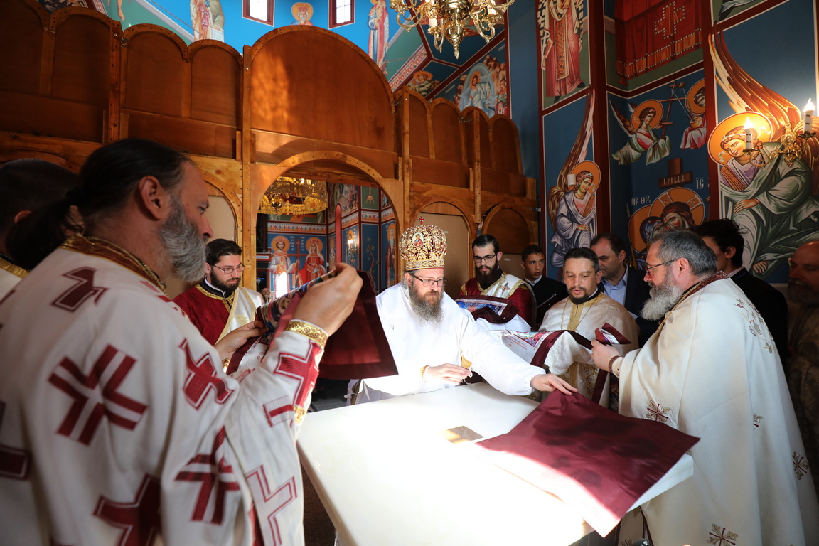 <p>Освещаване на новият храм &bdquo;Св. мчци Рафаил, Николай и Ирина&rdquo; в с. Волуяк - София</p>