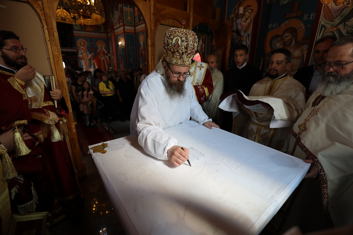 <p>Освещаване на новият храм &bdquo;Св. мчци Рафаил, Николай и Ирина&rdquo; в с. Волуяк - София</p>