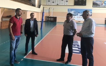 Председателят на Национална волейболна лига Атанас Гаров и изпълнителният директор