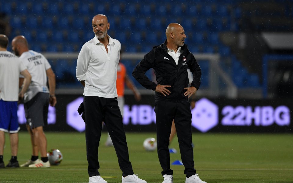 Треньорът на Милан Стефано Пиоли, освен постоянните спекулации за неговата