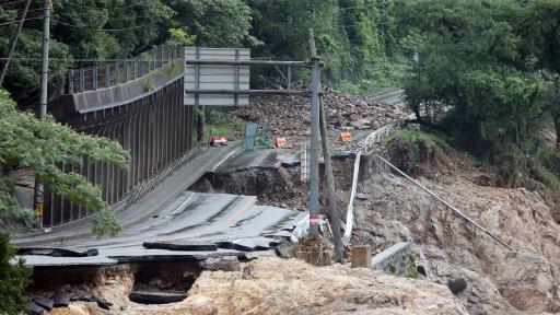  Десетки починали в ужасни наводнения в Япония 