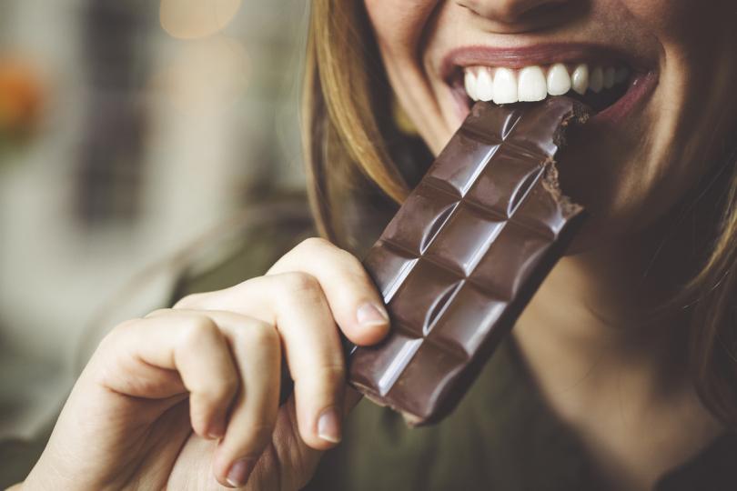 <p><strong>Черен шоколад</strong></p>

<p>Достатъчни за възрастен човек са около 20 гр на ден.</p>