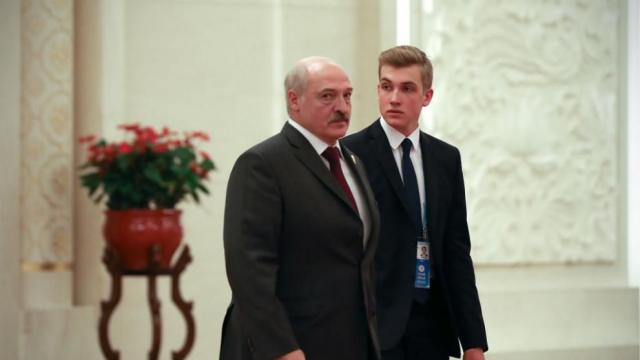 Лукашенко отива на интервю по чорапи (СНИМКИ)