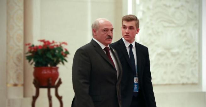 Президентът на Беларус Александър Лукашенко дойде на интервюто по чорапи.