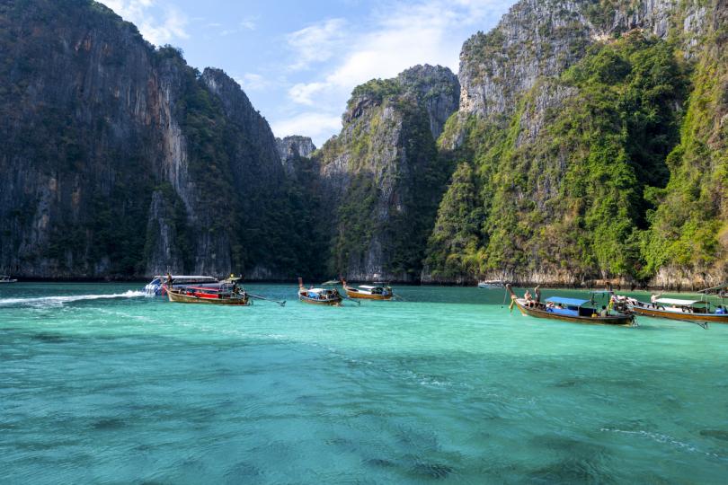 <p><strong>Maya Bay</strong></p>

<p>Малък залив на остров Phi Phi Lei в Тайланд, в&nbsp;Провинция Краби.&nbsp;Става известен с филма &quot;Плаж&quot; с Леонардо Ди Каприо.</p>