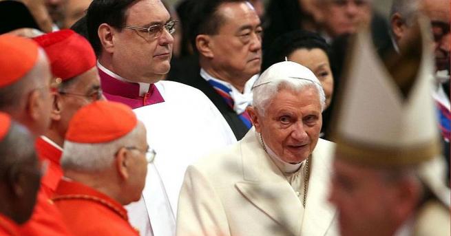Оттеглилият се папа Бенедикт Шестнайсети не присъства физически на заупокойната