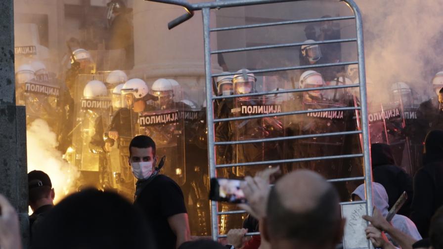 Сблъсъци, сълзотворен газ и ранени в Белград