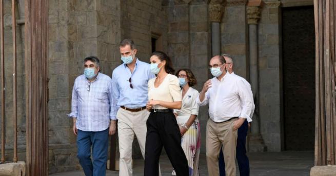 Обикновено кралските особи разполагат с богат гардероб предимно от рокли