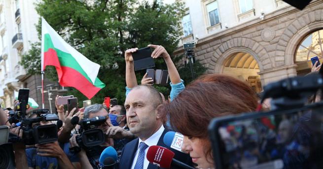 Президентът Румен Радев оглави протеста в своя защита и срещу