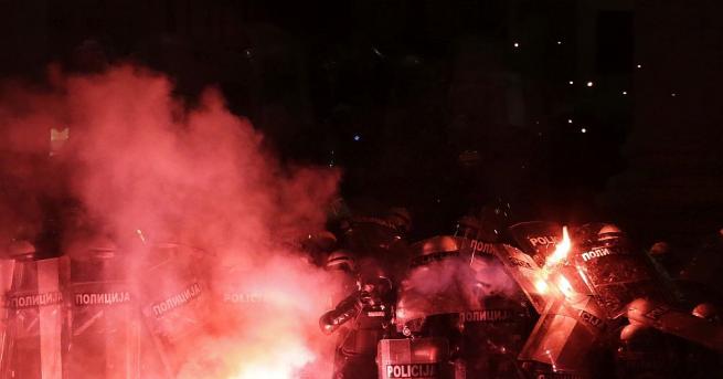 Десетки арести бяха извършени в Белград, след като група буйстващи