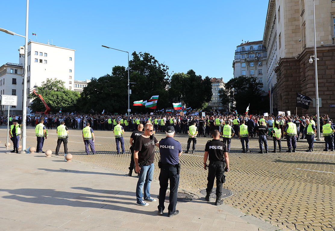 <p>Два протеста на метри един от друг, сблъсъци, арестувани</p>