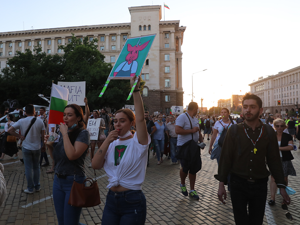 <p>Два протеста на метри един от друг, сблъсъци, арестувани</p>