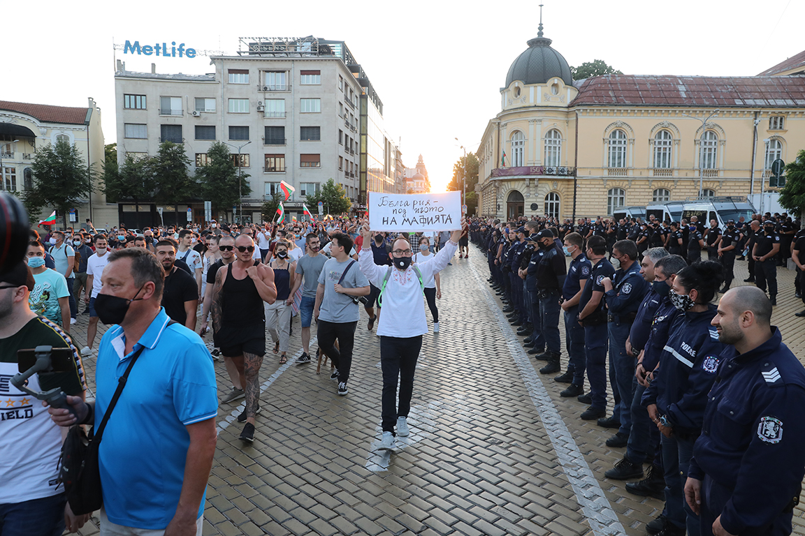 <p>Два протеста на метри един от друг, сблъсъци, арестувани</p>