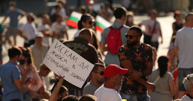 В деветия ден от антиправителствения протест в София недоволни граждани