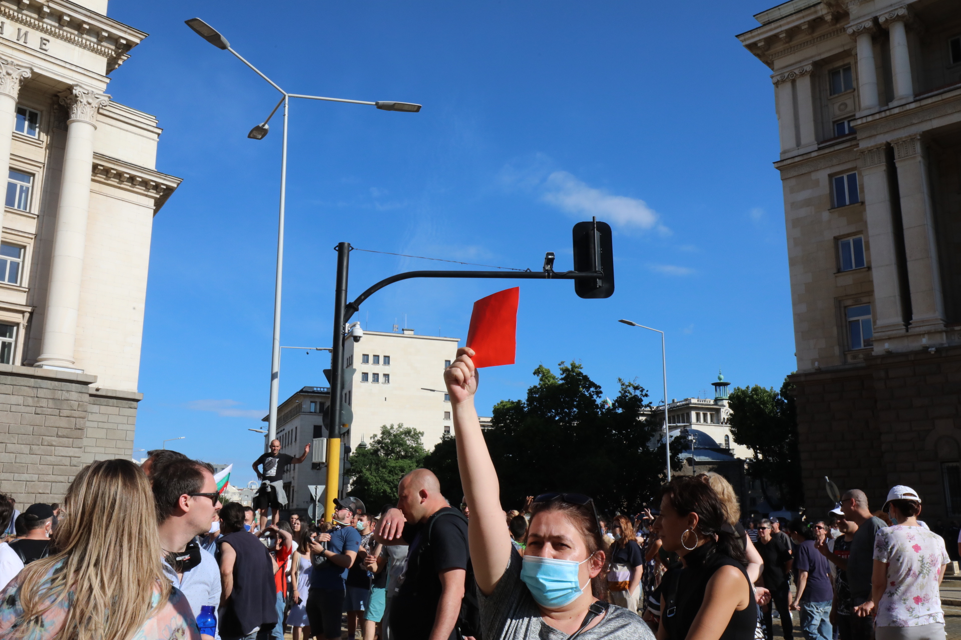 За трета поредна вечер граждани се събраха на протест в центъра на София