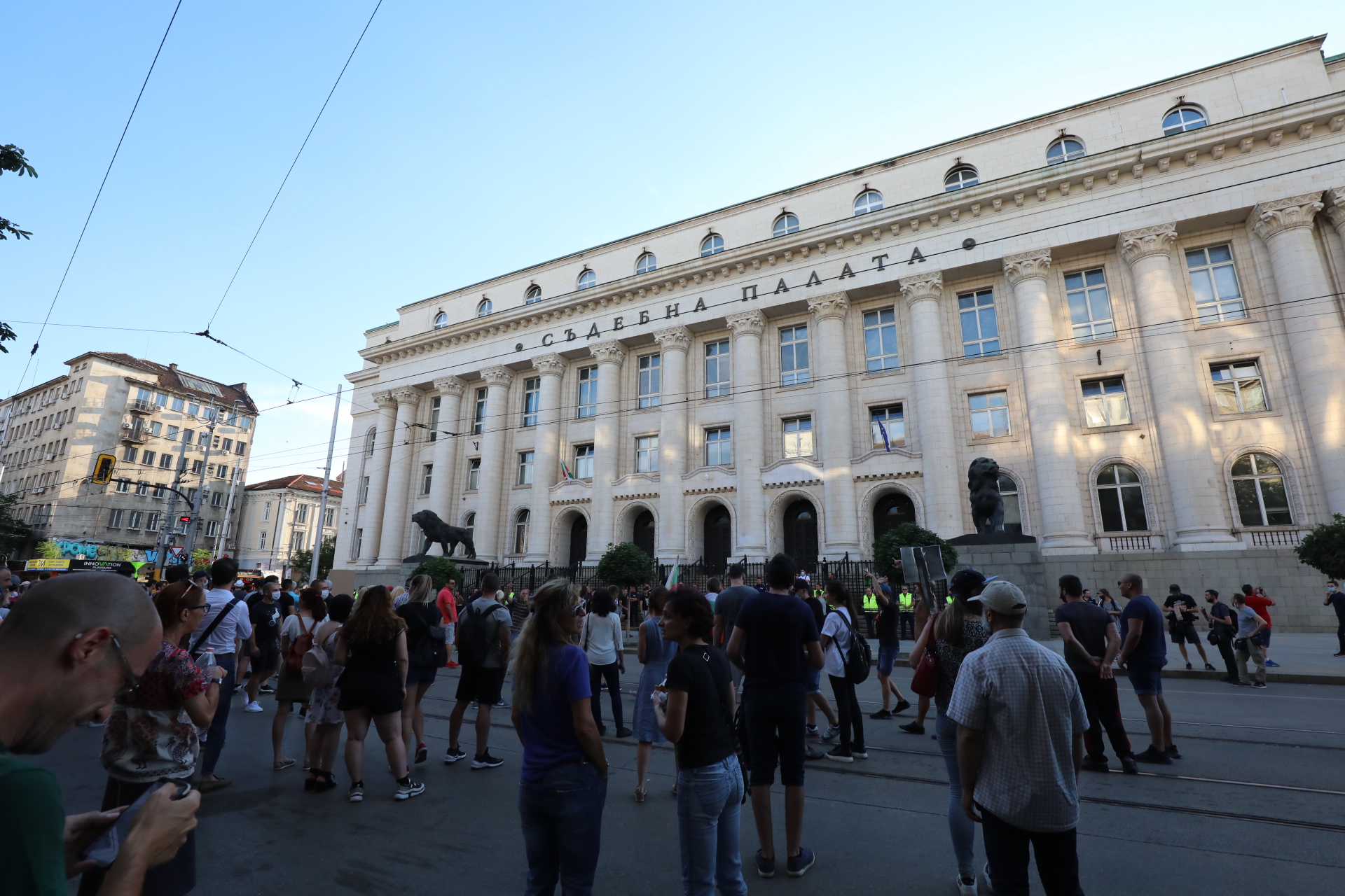 За трета поредна вечер граждани се събраха на протест в центъра на София