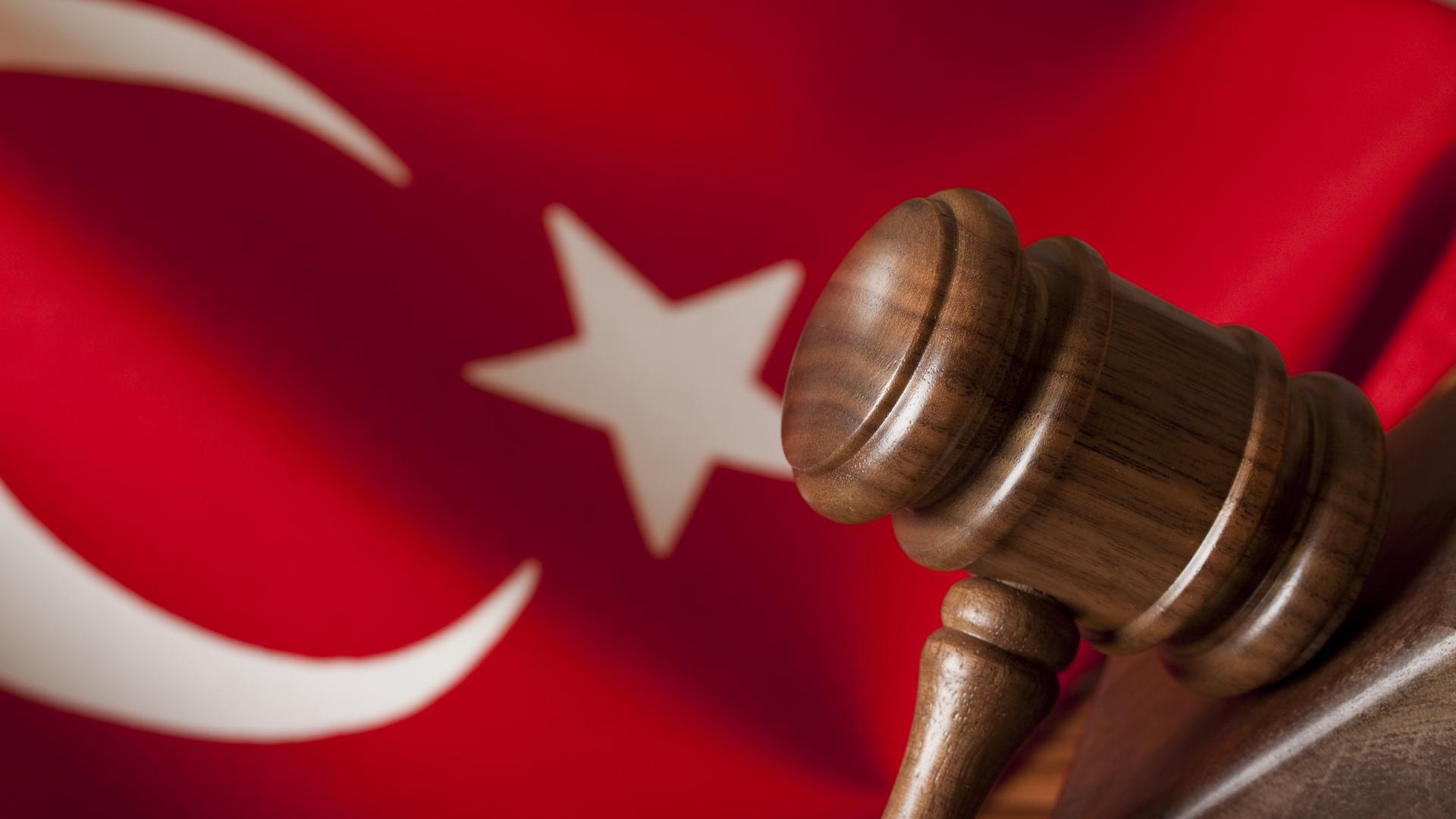 Съд в Турция осъди двама младежи на 15 и 16 годишна