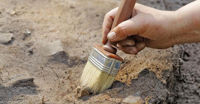 Женска статуя висока малко над един метър откриха днес археолозите