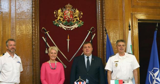 Министърът на отбраната Красимир Каракачанов награди с почетен знак За
