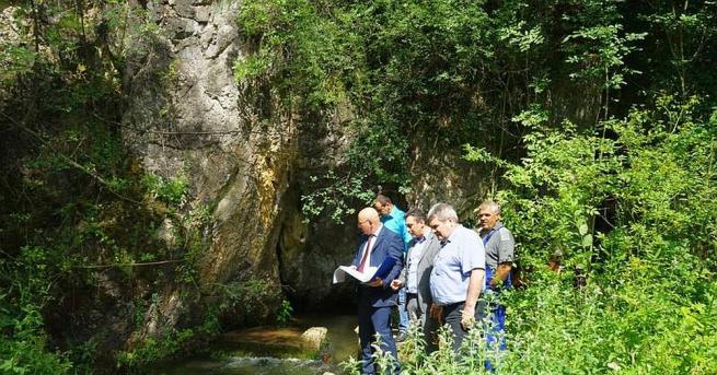 Министърът на околната среда и водите Емил Димитров областният управител