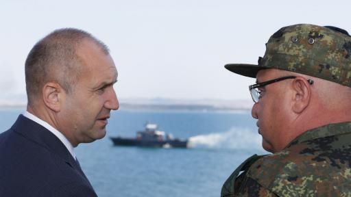  Посрещнаха Румен Радев с 