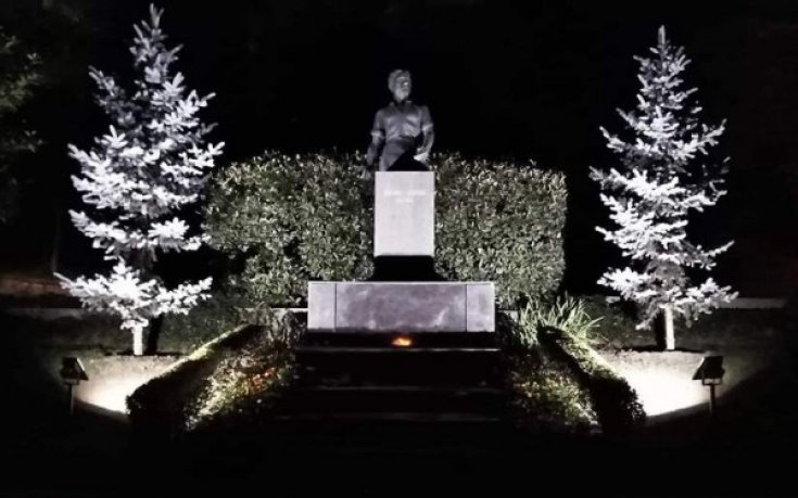 Феновете на Локо с жест към паметника на Левски в Пловдив