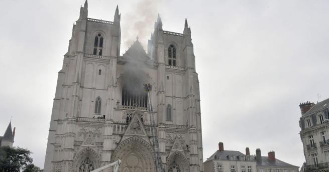 Френските власти не откриха следи от умишлен палеж в катедралата