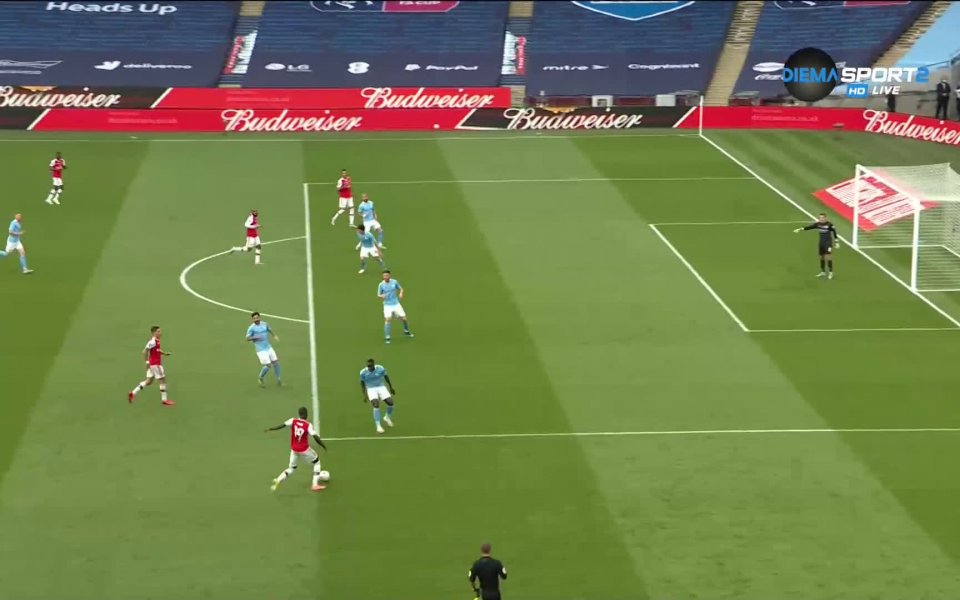 Обамеянг изведе Арсенал напред в резултата. Никола Пепе центрира към