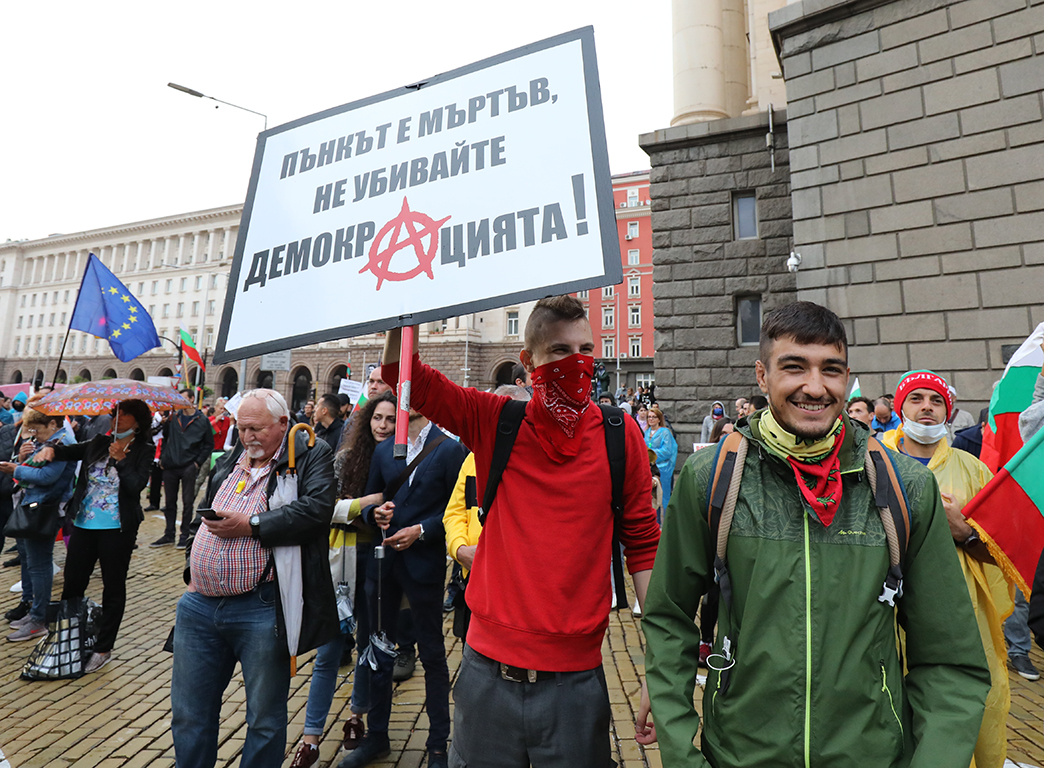 <p>Десети ден на протести срещу властта</p>