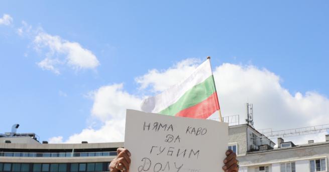 България Протестиращи се събират пред НС за 13 ти ден на