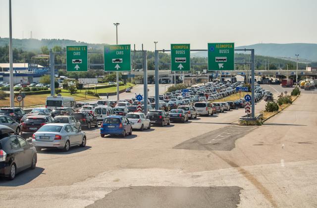 Сериозна разлика в цените на горивата в България и Гърция.