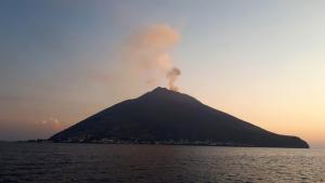 Вулканът Улавун в североизточната част на Папуа Нова Гвинея изригна