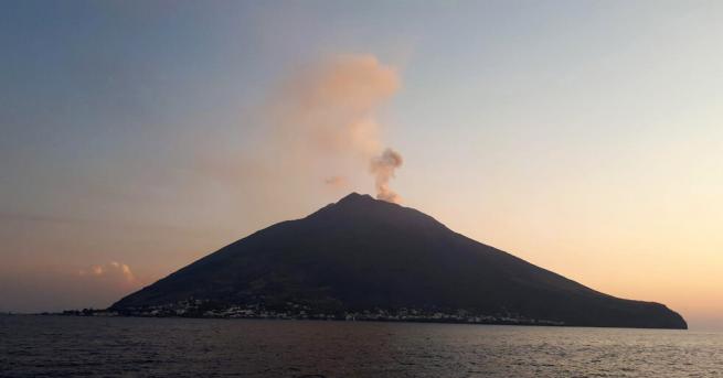 Мощна експлозия стресна жителите на малкия остров Стромболи съобщават италиански