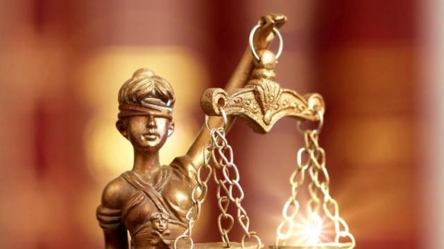 Изследване: Привлекателните адвокати имат по-големи шансове да спечелят съдията