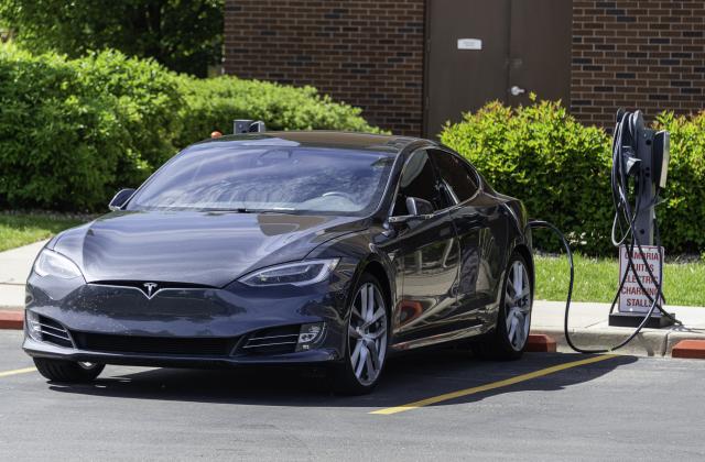 Производителят на луксозни електрически автомобили Тесла (Tesla) рязко повиши цените