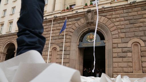  <p>Домати и рула тоалетна хартия полетяха към МС&nbsp;</p> 