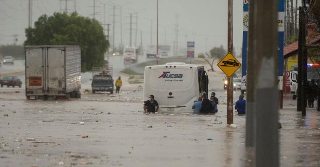 Наводнение по улиците на мексиканския град Монтерей след като районът