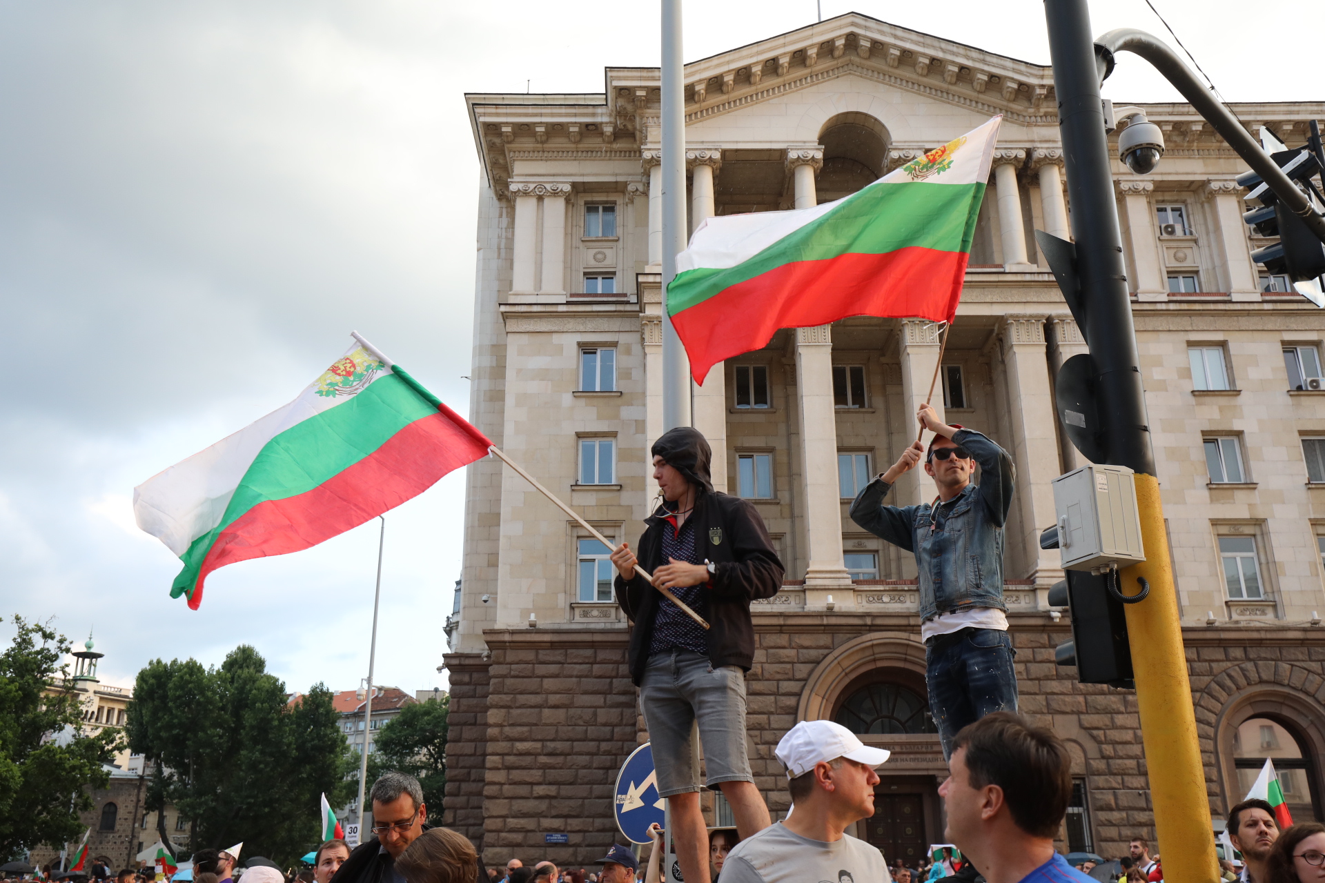 <p>На площада в района на сградите на Президентството и Министерски съвет са се събрали десетки граждани. Те скандират: &quot;Оставка&quot;.</p>