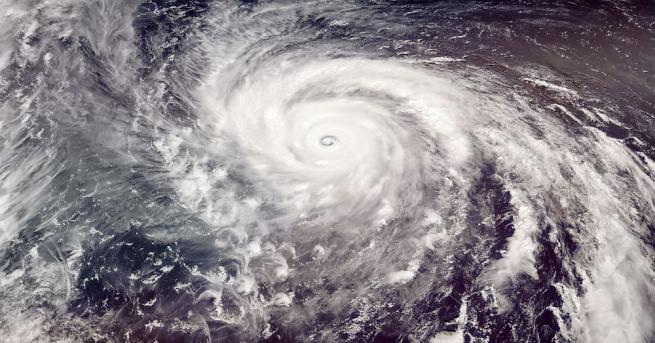 Тропическата буря Исаяс причини днес смъртта на най малко един човек