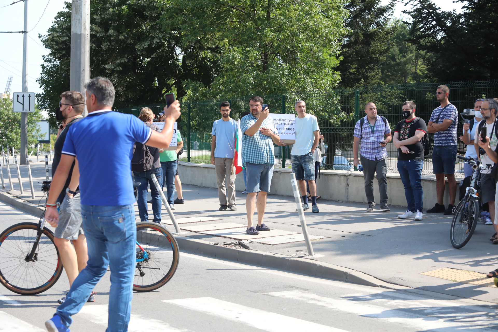 Идващите членове на партията са посрещнати от група протестиращи, които блокираха две от пешеходните пътеки на кръговото кръстовище на „4-ти км”.