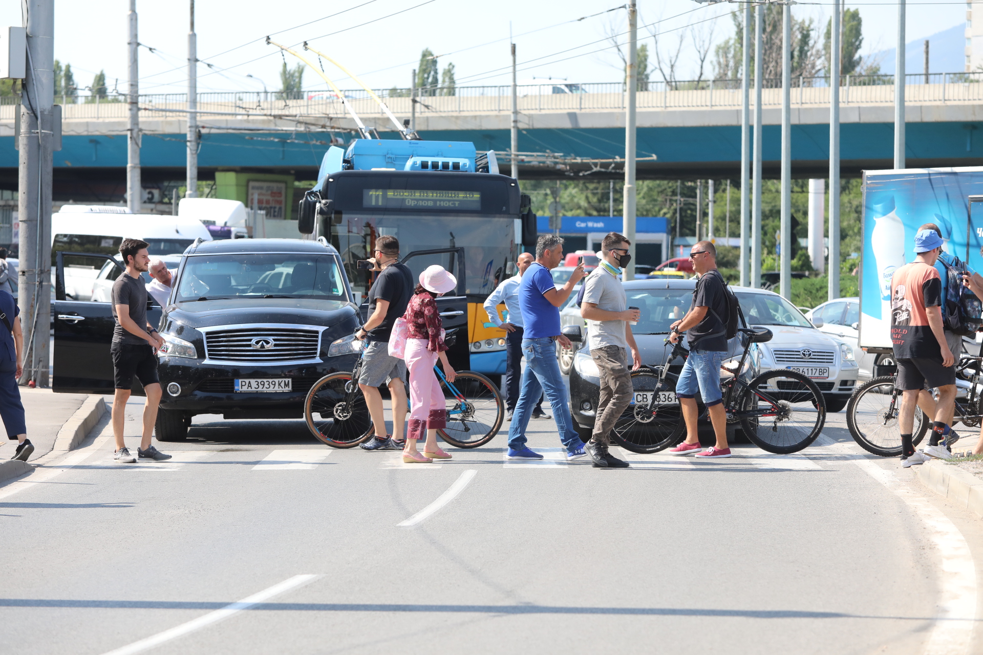 Идващите членове на партията са посрещнати от група протестиращи, които блокираха две от пешеходните пътеки на кръговото кръстовище на „4-ти км”.