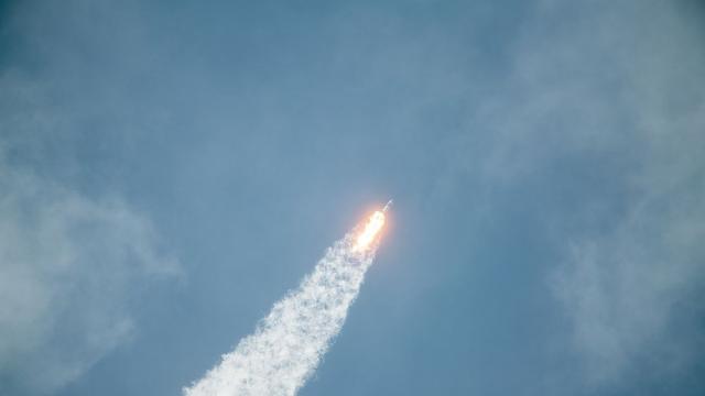 SpaceX изстреля таен военен космически кораб на САЩ