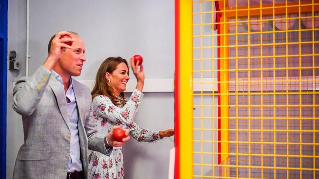 Истински и неподправени: Принц Уилям и Кейт се забавляват от сърце като деца (ГАЛЕРИЯ)