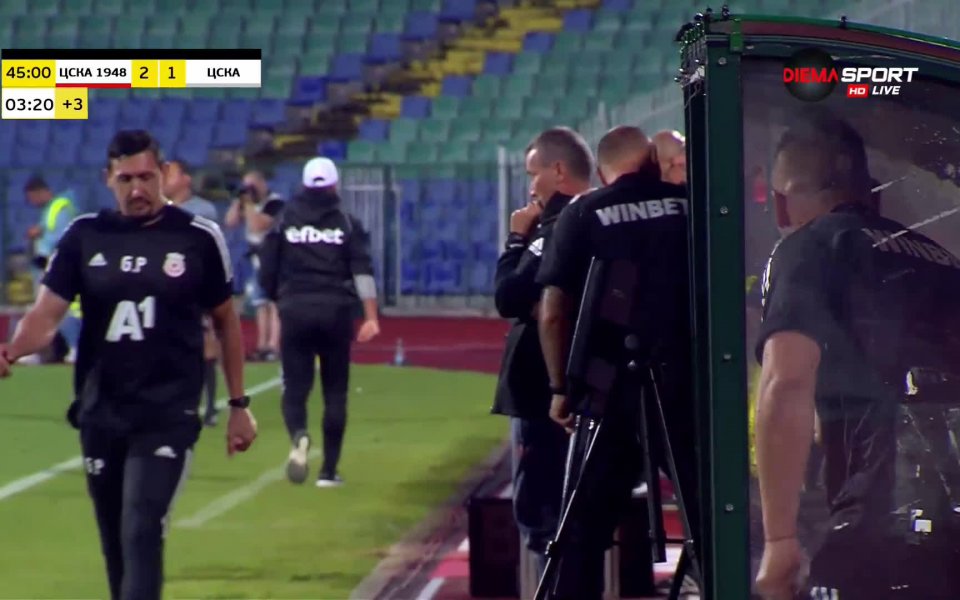 Валентин Антов върна един гол за ЦСКА преди почивката .native-ad-suggested-news