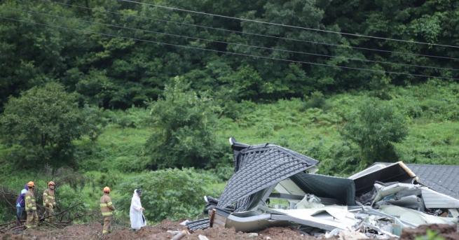 Четирима южнокорейци загинаха от свлачище предизвикано от силни дъждове един